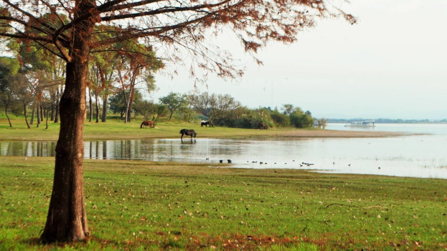 Lago en Córdoba, Argentina | Casa Argentina